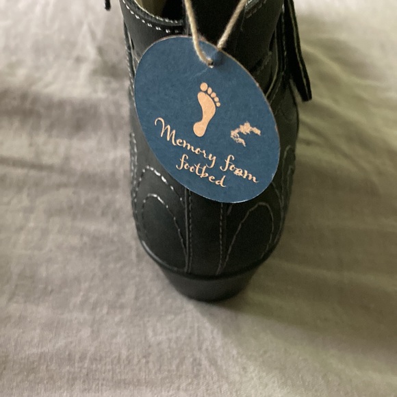 NWT gray JBU booties, size 7.5, vegan leather. Comfortable and stylish. - Picture 5 of 13